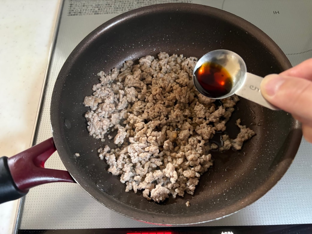 ひき肉を炒めて調味する