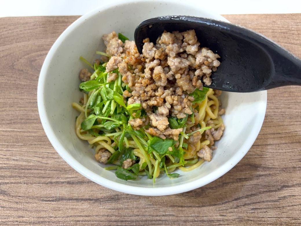 器に盛り付け、残りの豆苗、ひき肉をかける