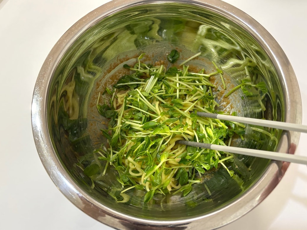 ゆでた麺、Aの調味料、半量の豆苗を混ぜ合わせる
