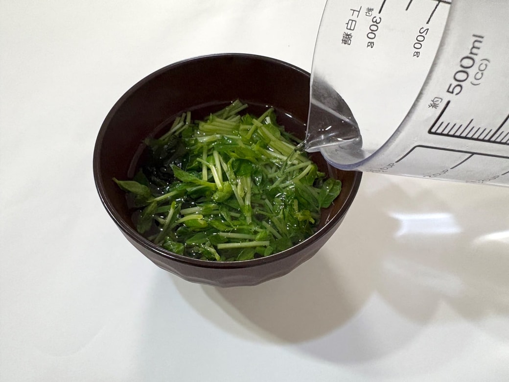 材料を器に入れて熱湯を注いて混ぜる