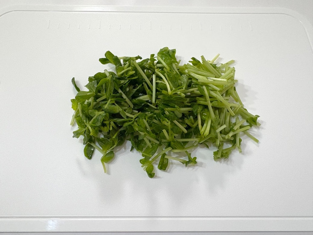 豆苗を1〜1.5cm長さに切る