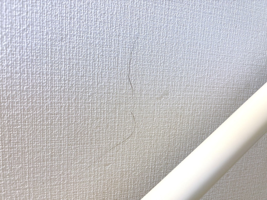 黒ずんだ壁紙