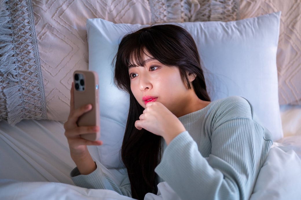 夜更かしする女性