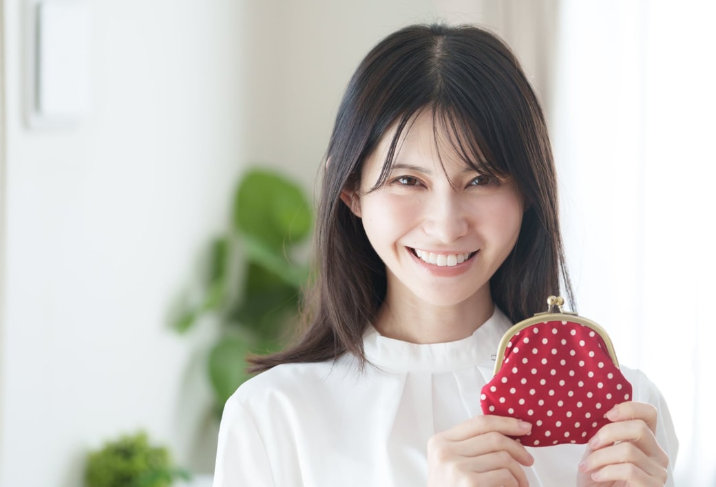 財布を持つ女性