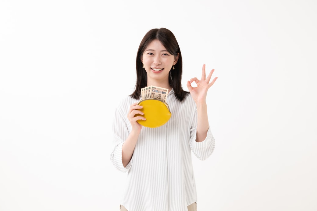 財布を持って喜ぶ女性