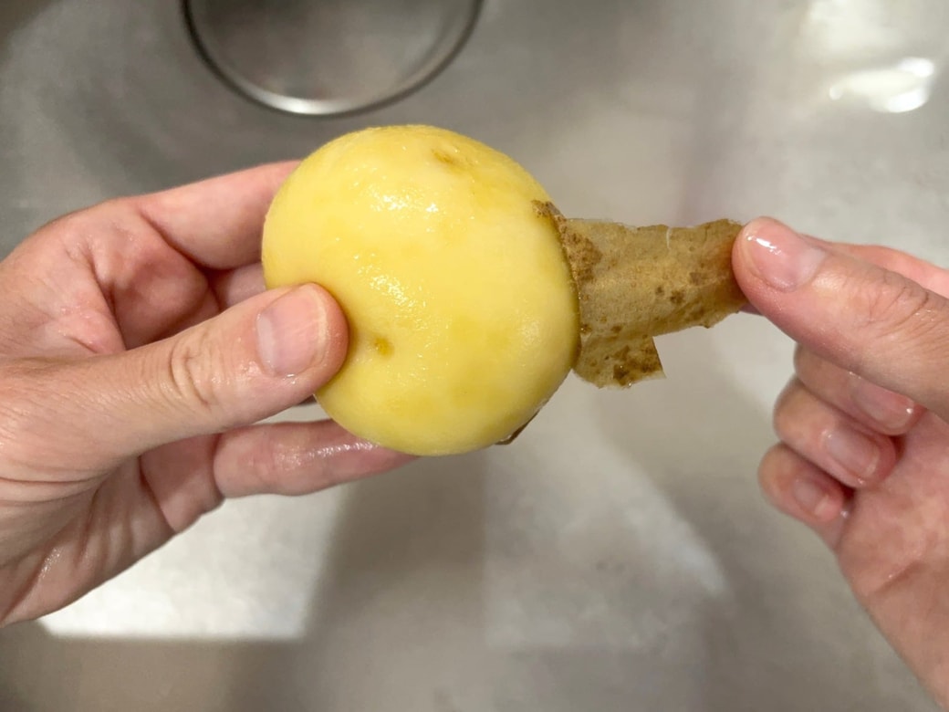 指で簡単にむくことができる
