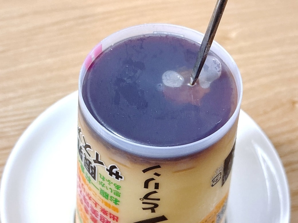 カップの底にキリで穴をあけてみた