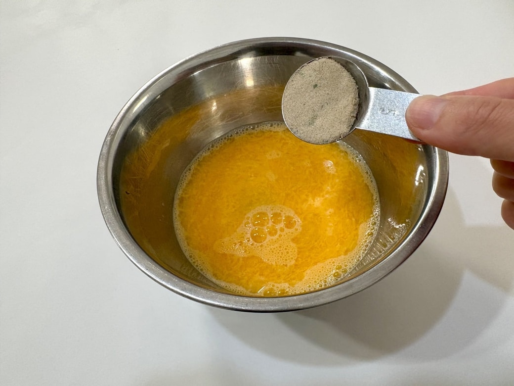 卵を溶いて水とうどんスープを入れて混ぜる