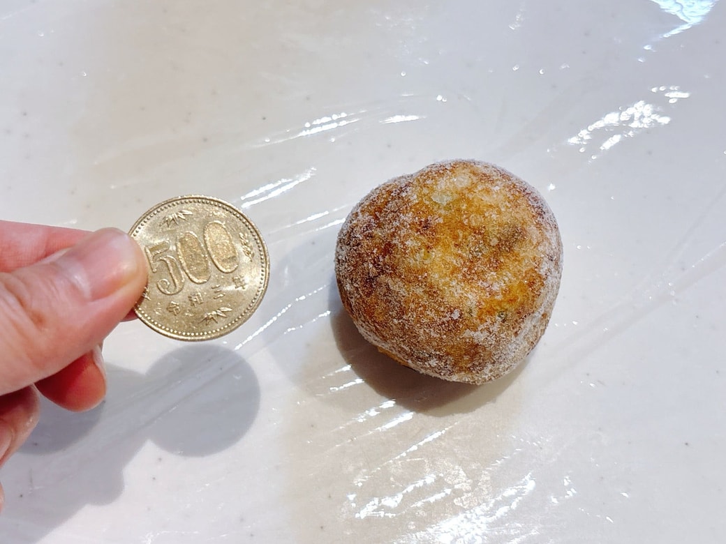 500円玉と比べても2回り大きい