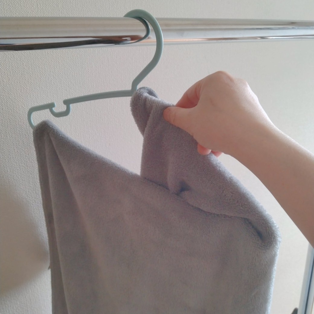 ハンガーにかけた厚手のタオル