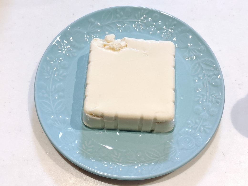 豆腐を皿に移す