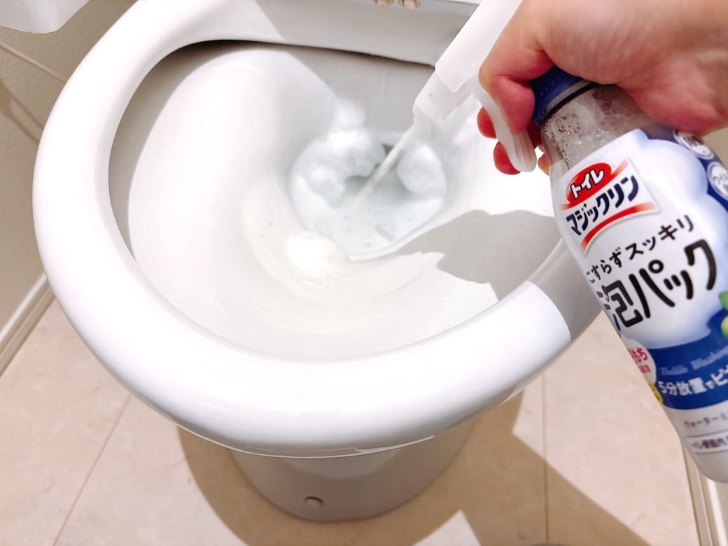 便器内に、くまなく「トイレマジックリン　こすらずスッキリ泡パック」をスプレーする