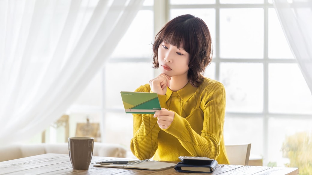 貯金する女性