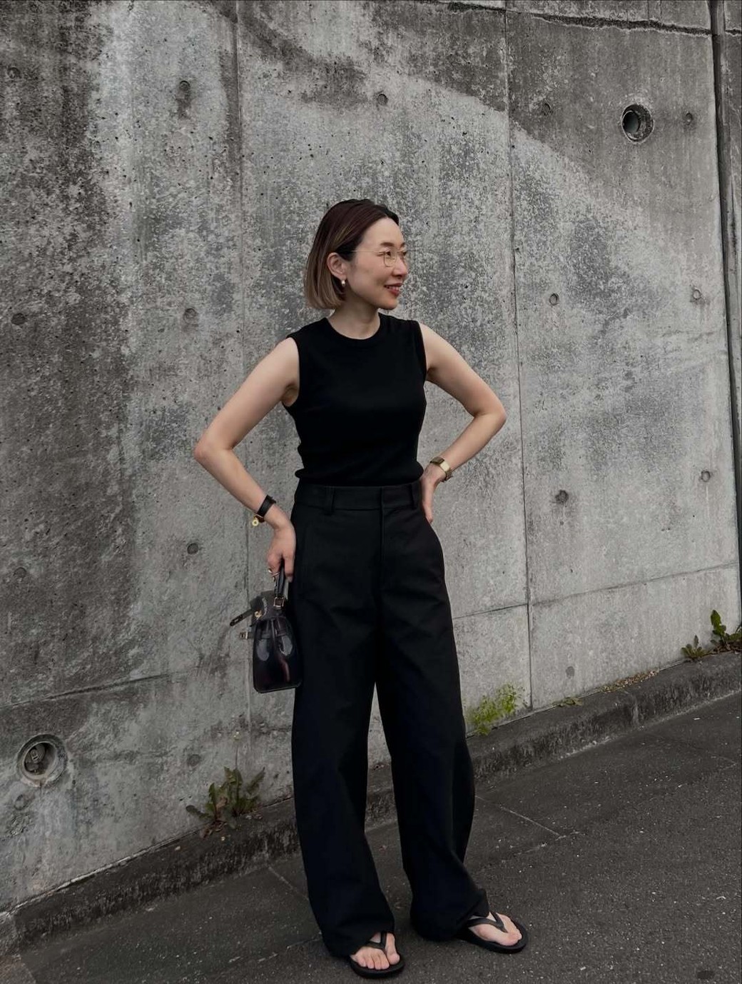 全身黒コーデには黒のビーチサンダルが◎。