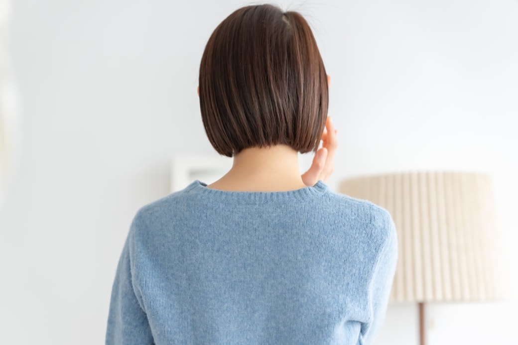 考える女性
