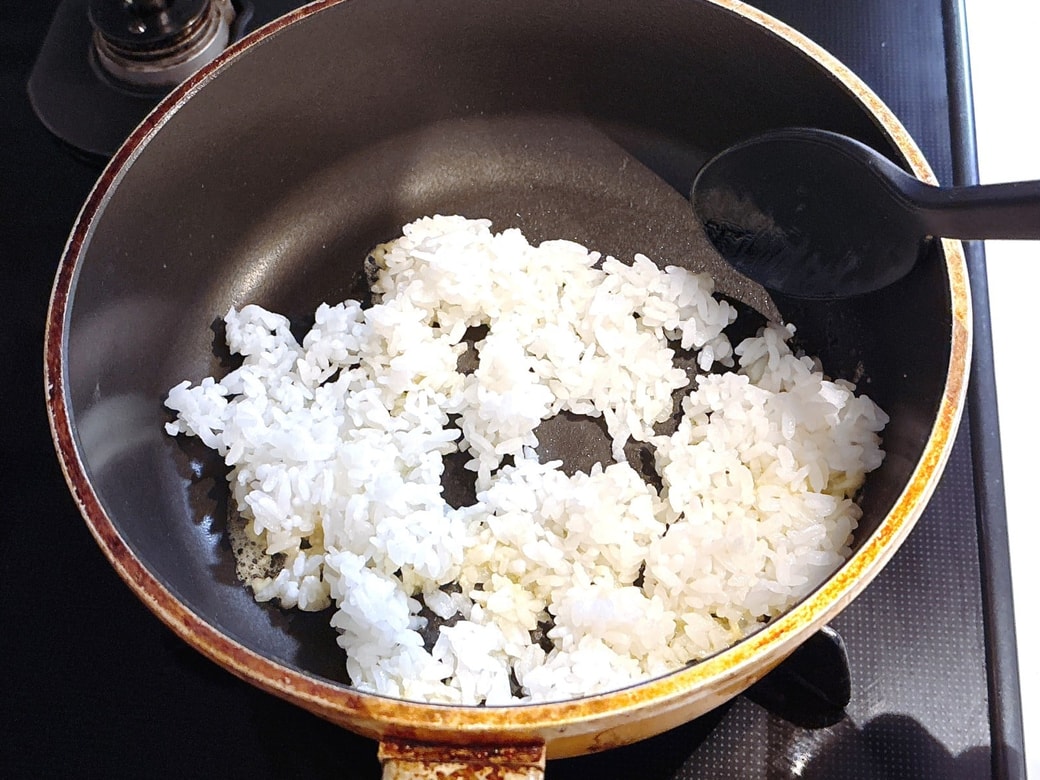ごはんを入れて炒める