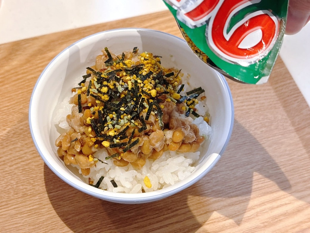 納豆ごはんにのりたまをかける