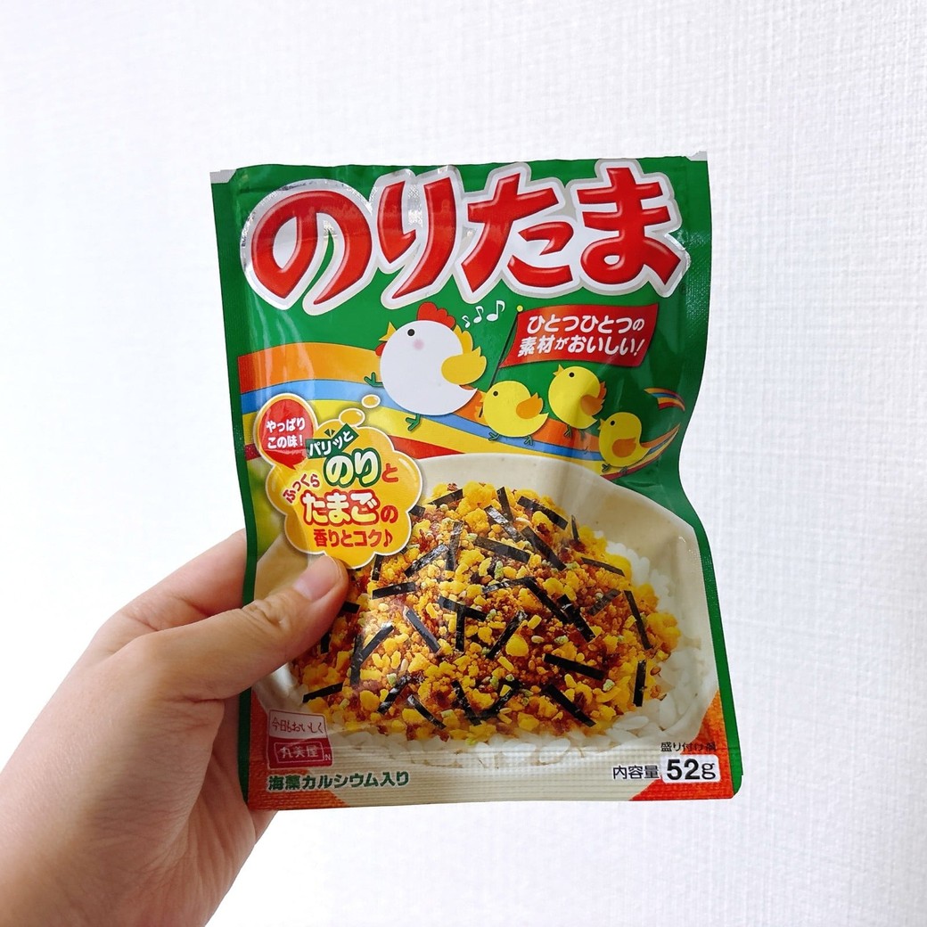 納豆ごはんに「のりたま」をかける