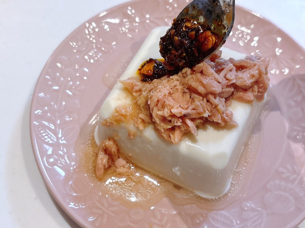 食べるラー油を小さじ1のせる