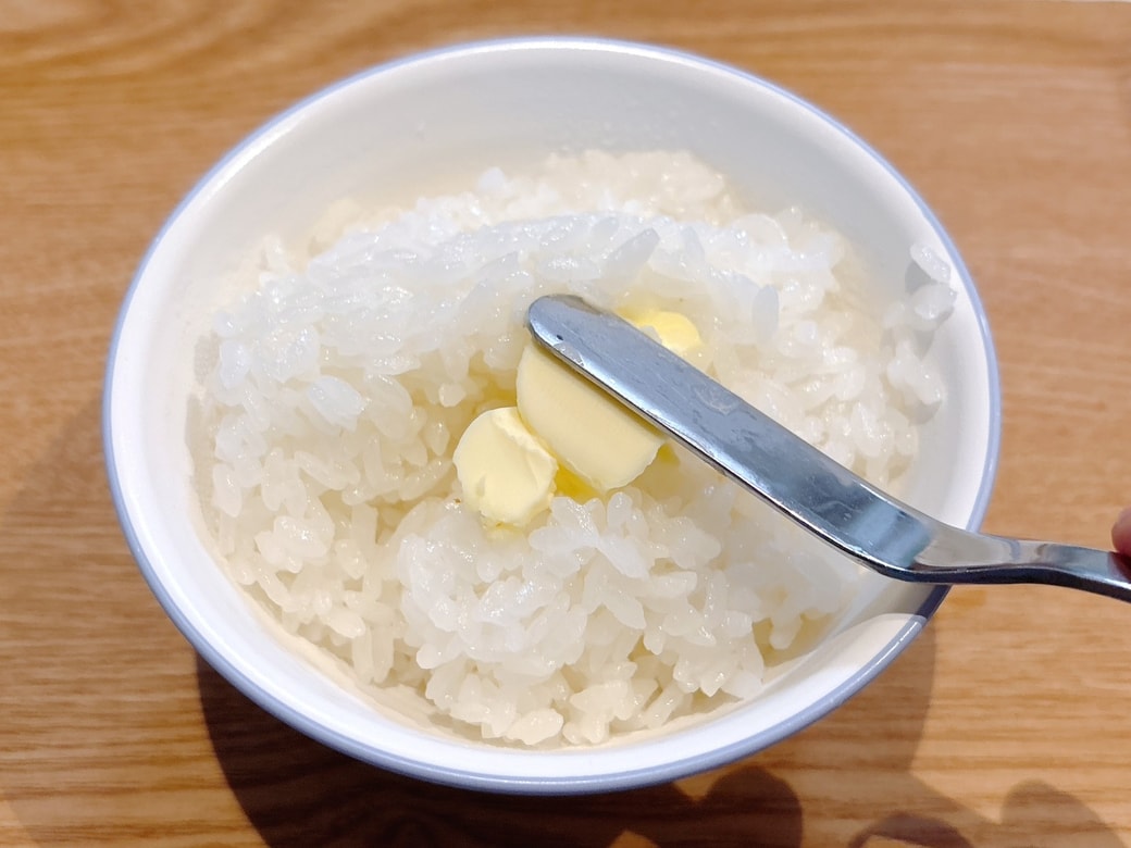 ごはんにマーガリンをのせる