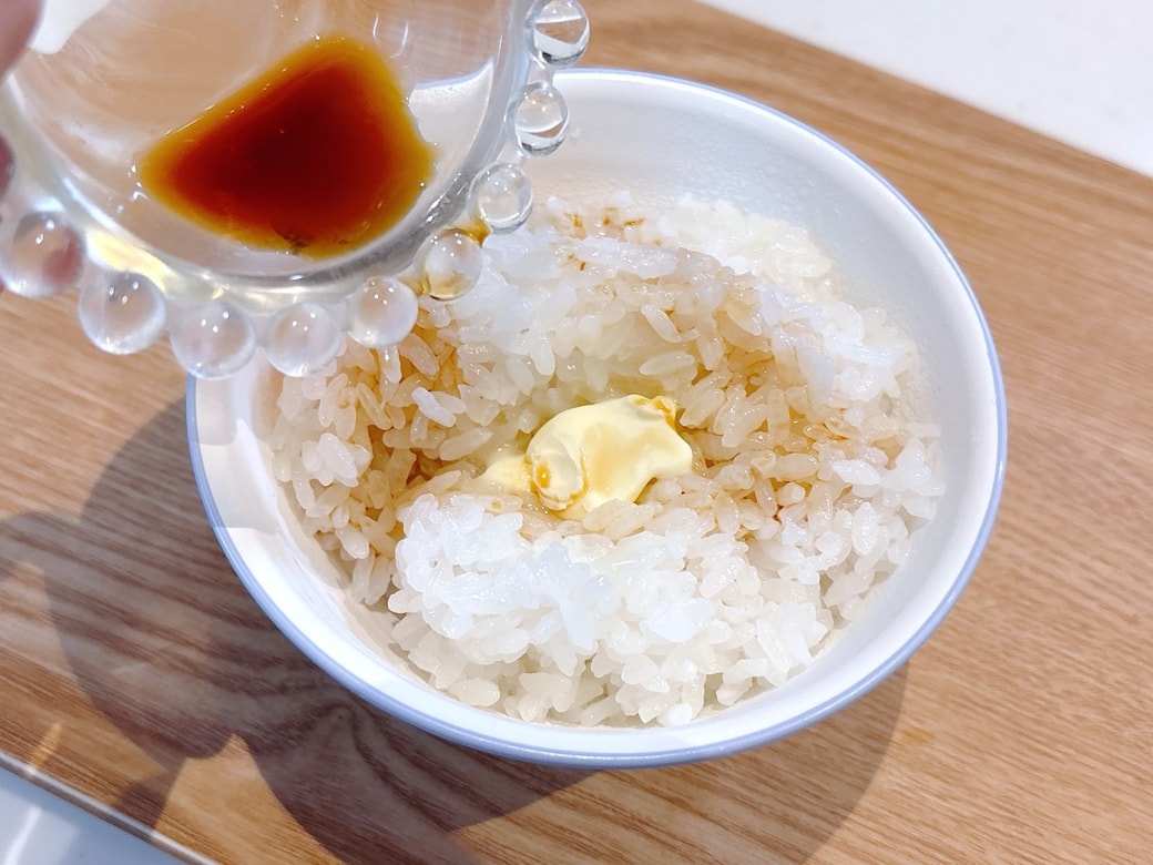 醤油をまわしかける