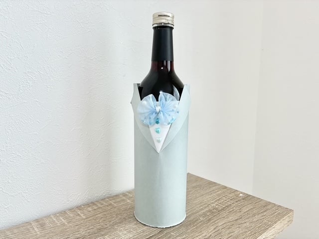 可愛らしいタキシード姿に変身したワインボトル