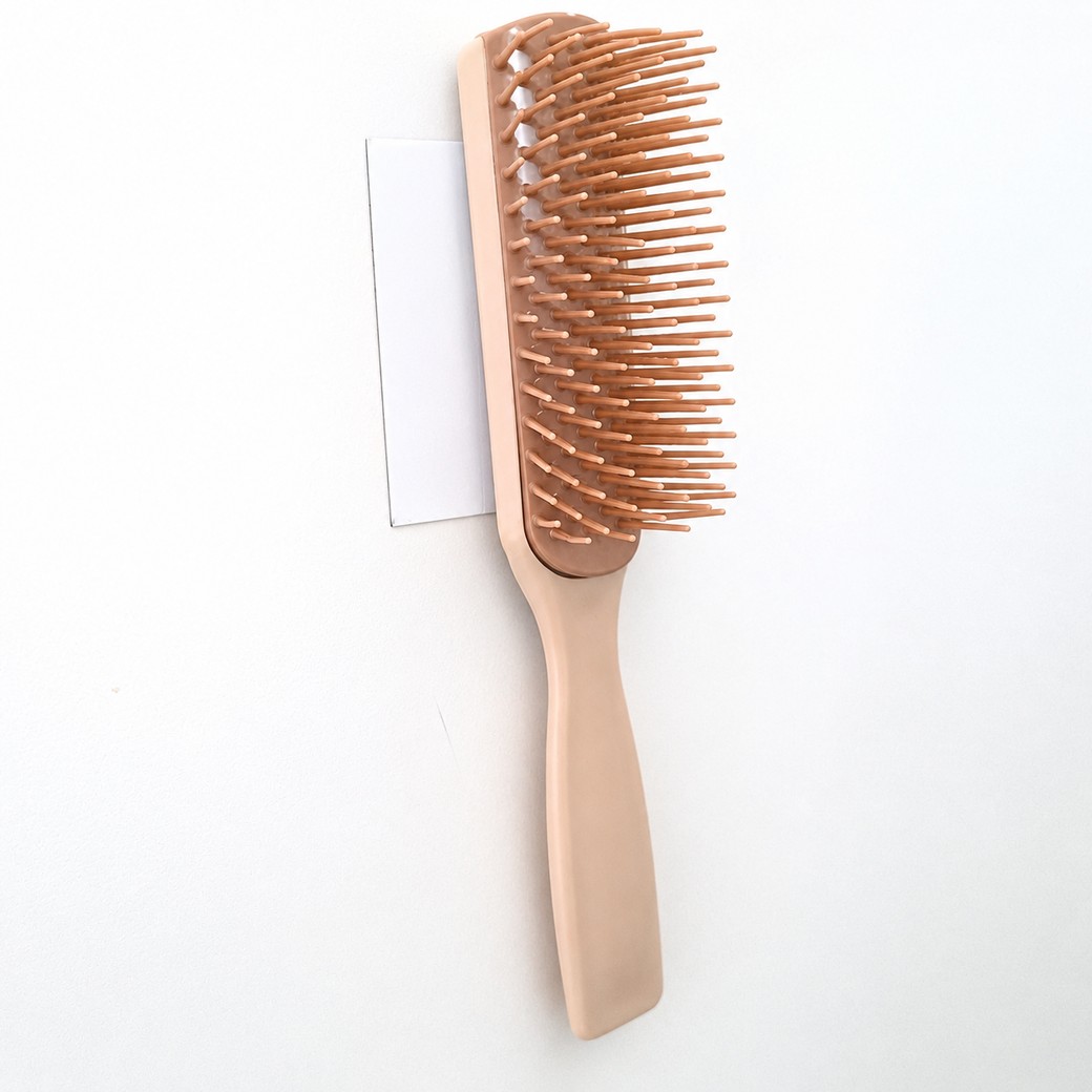 マグネットプレートとマグネットをつけたヘアブラシ