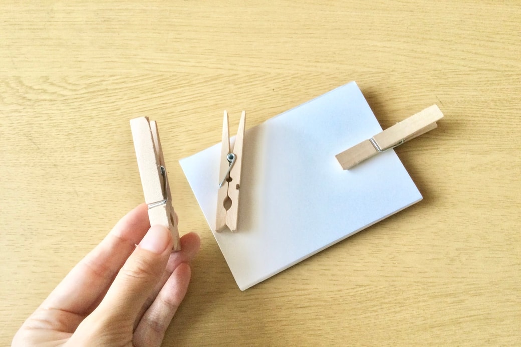 木製クリップとメモ帳