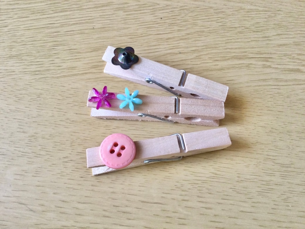 木製クリップにビーズやボタンを付ける