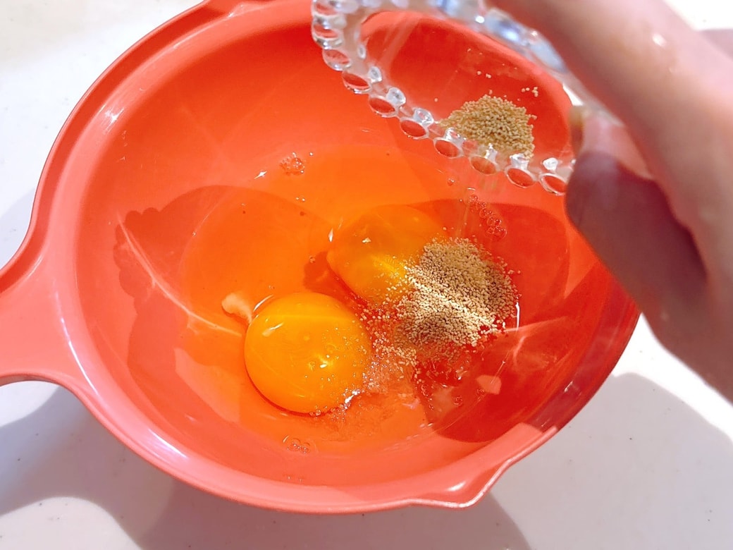 ボウルに卵・ほんだし・塩を入れて混ぜる