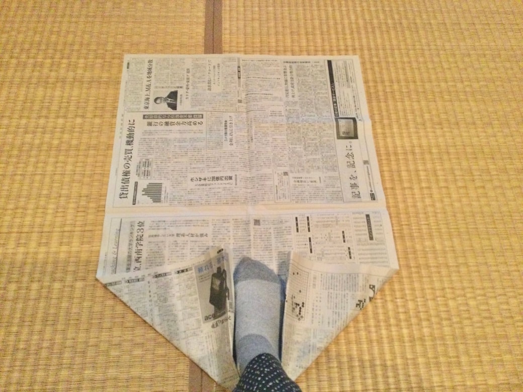 新聞紙を折る