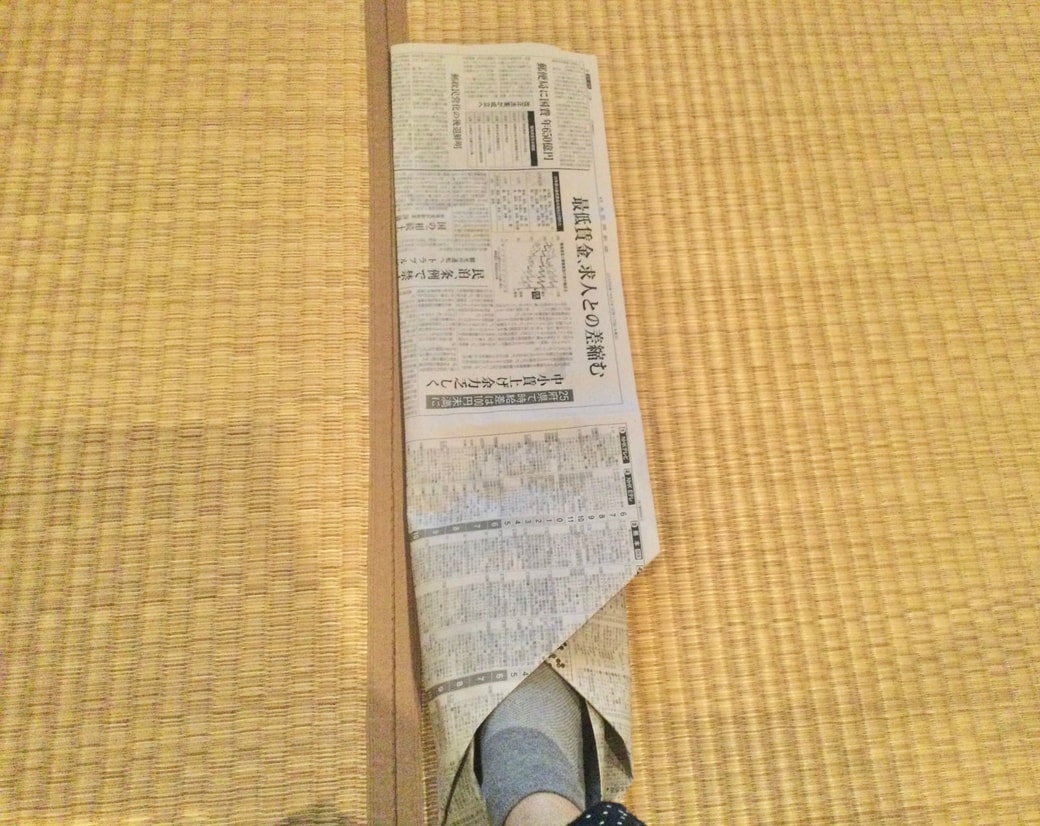 新聞紙を折る