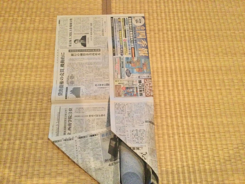 新聞紙を折る