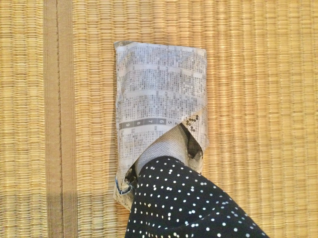 折るだけで「使い捨てのスリッパ」が作れる
