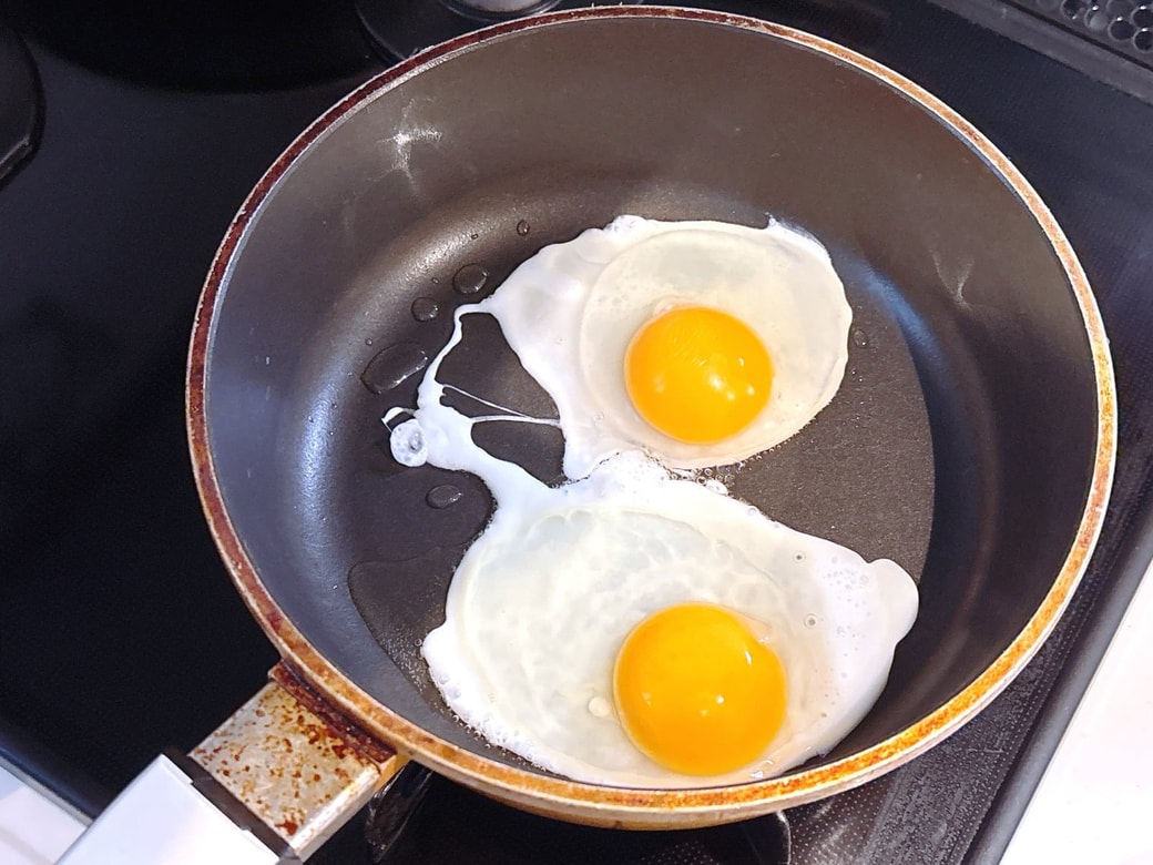 目玉焼きを作る