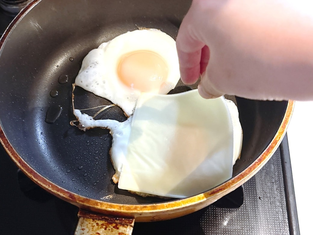 目玉焼きにスライスチーズをのせる