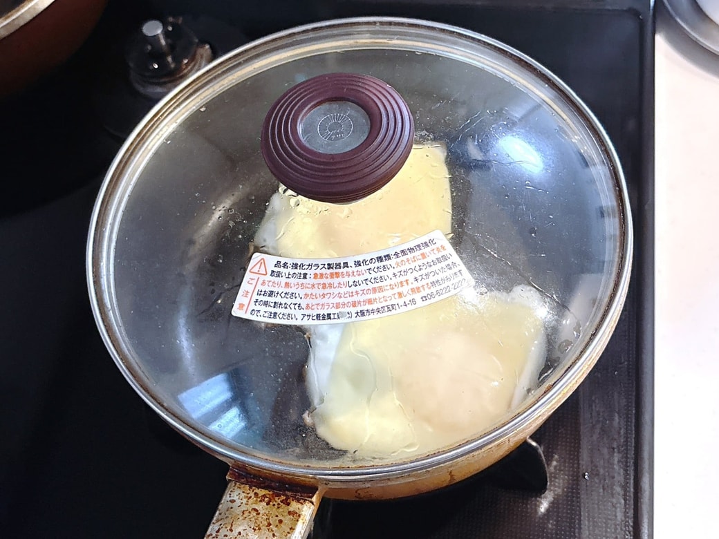 スライスチーズが溶けるまで30秒ほど待つ
