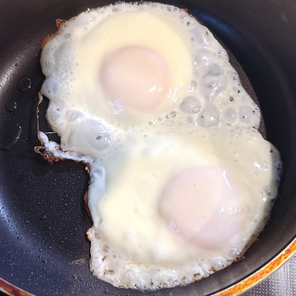 できあがったチーズ目玉焼き