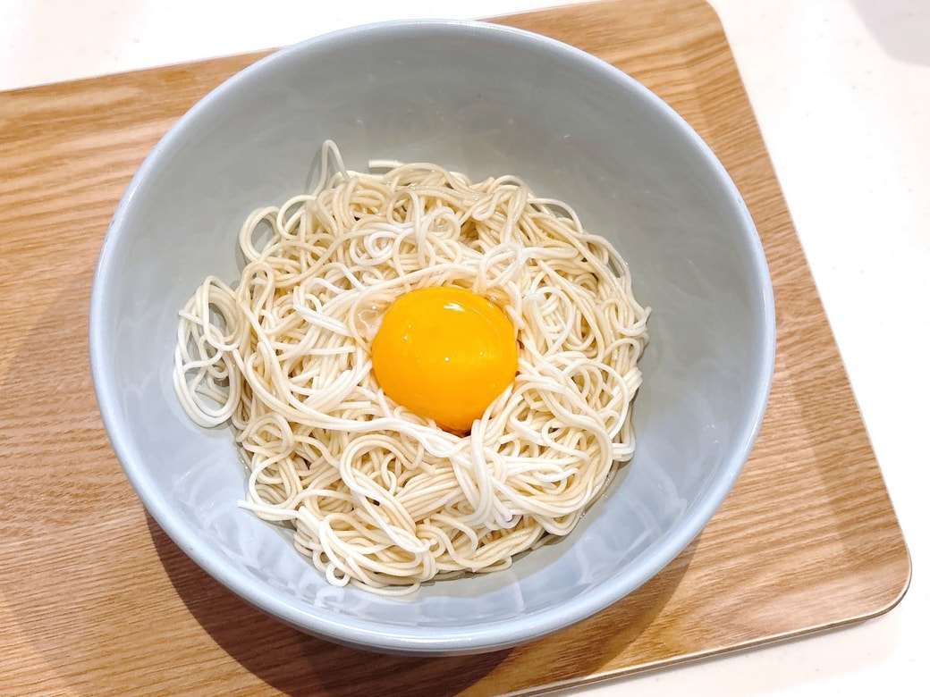 そうめんの真ん中に卵黄をのせる
