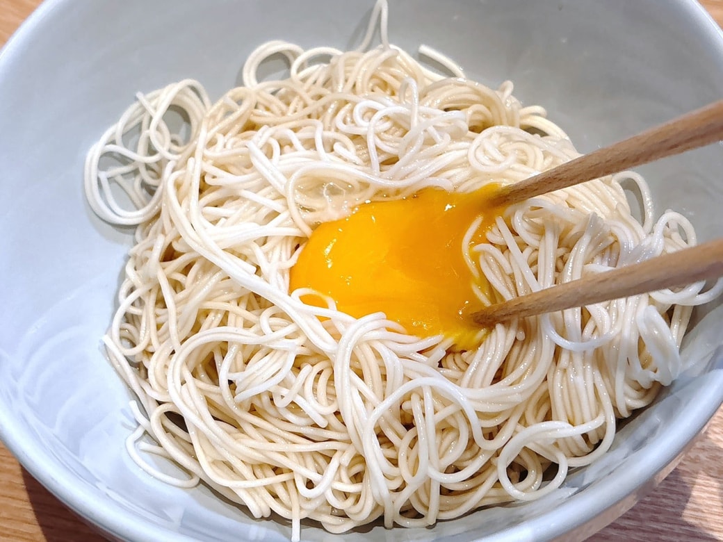 卵黄をくずしながらいただく