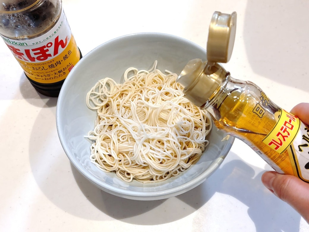 そうめんにポン酢とごま油をかける