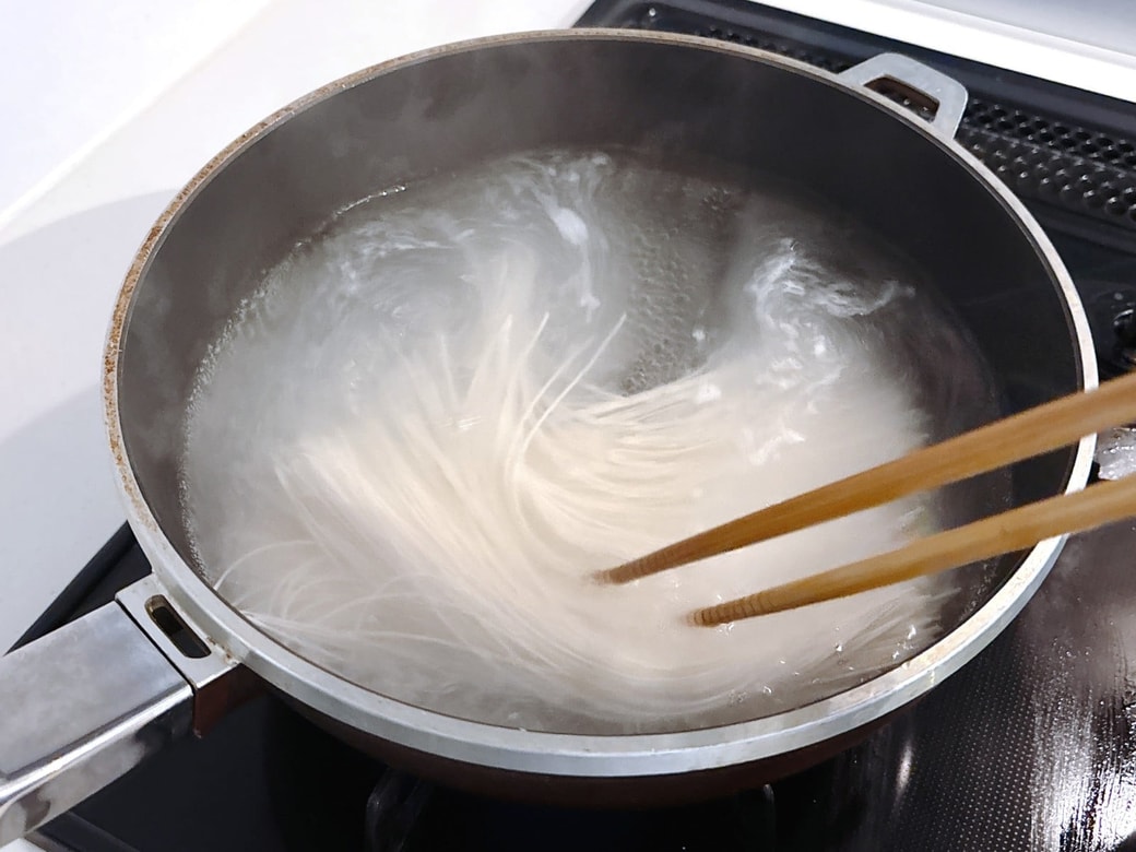 そうめんを茹でる