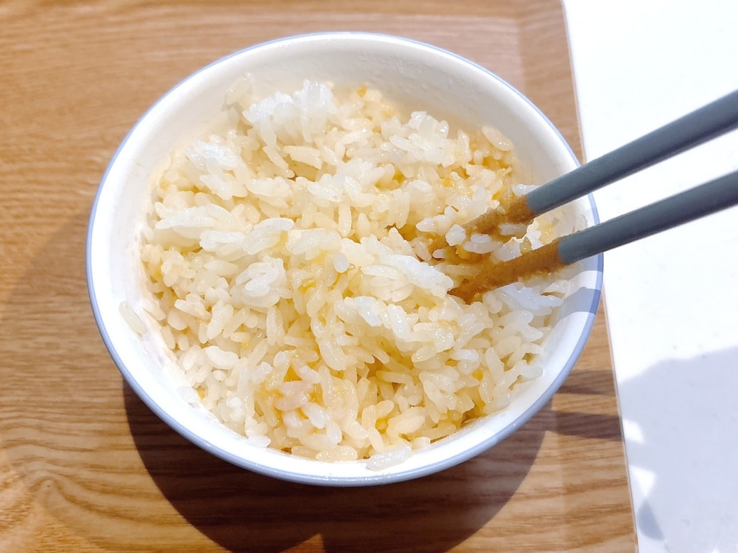 ごはんと味噌、砂糖をしっかり混ぜる