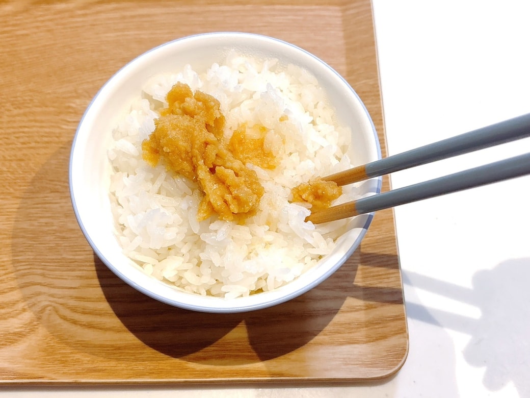 ごはんに味噌と砂糖を混ぜる