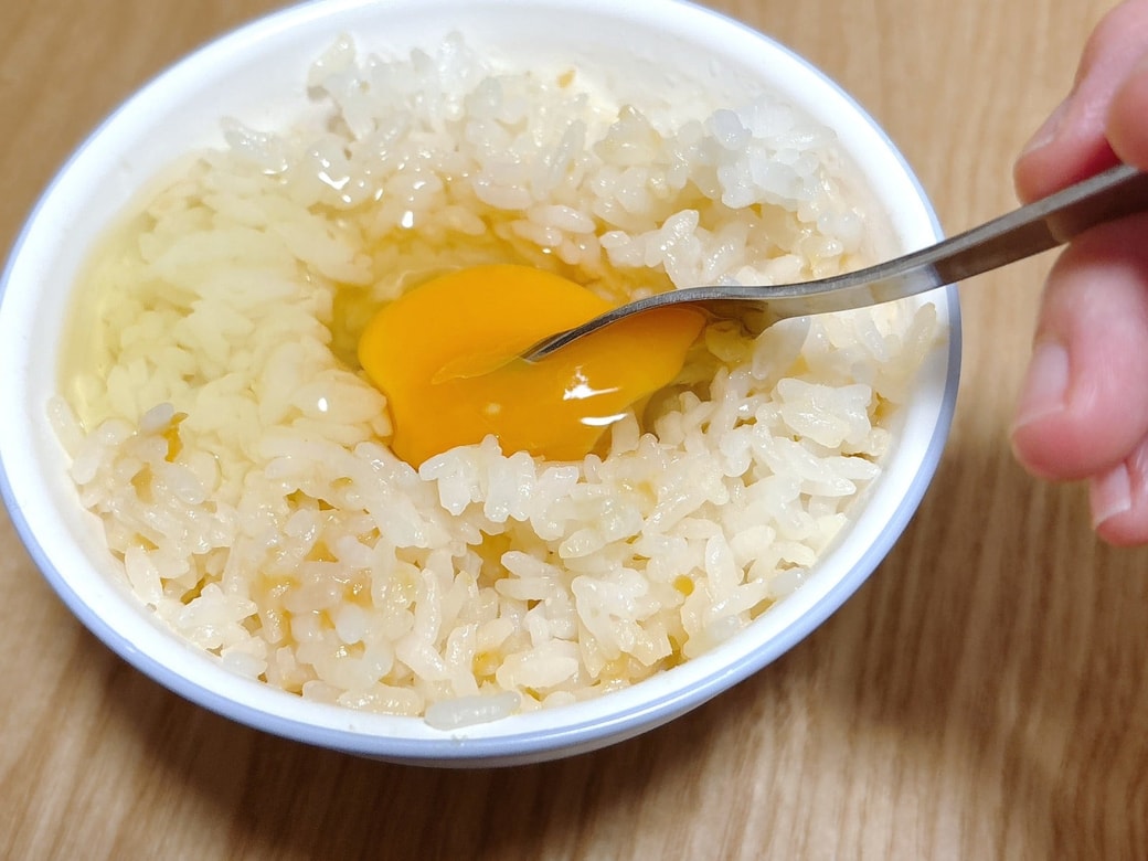 卵をごはんに絡めるとおいしい