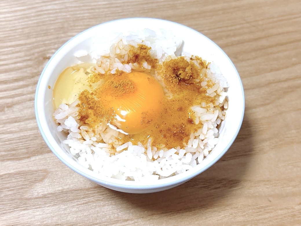 できあがった「カレー卵かけごはん」