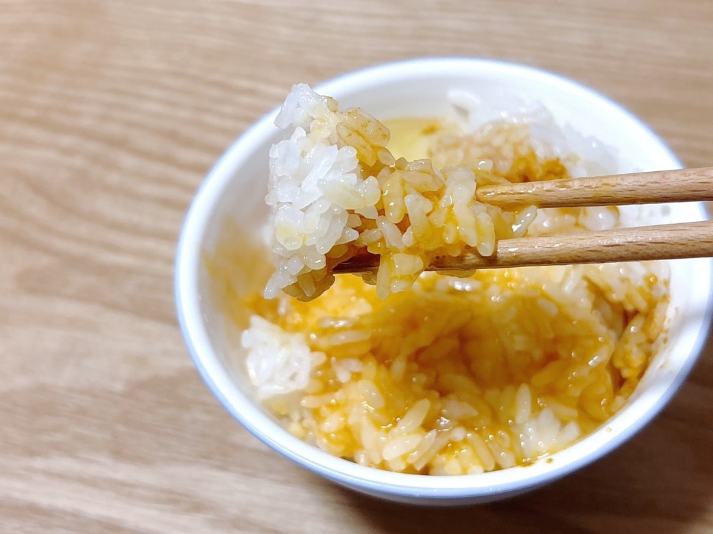 卵とカレー粉、ごはんが混ざると、スパイシーでマイルドな味わいになる
