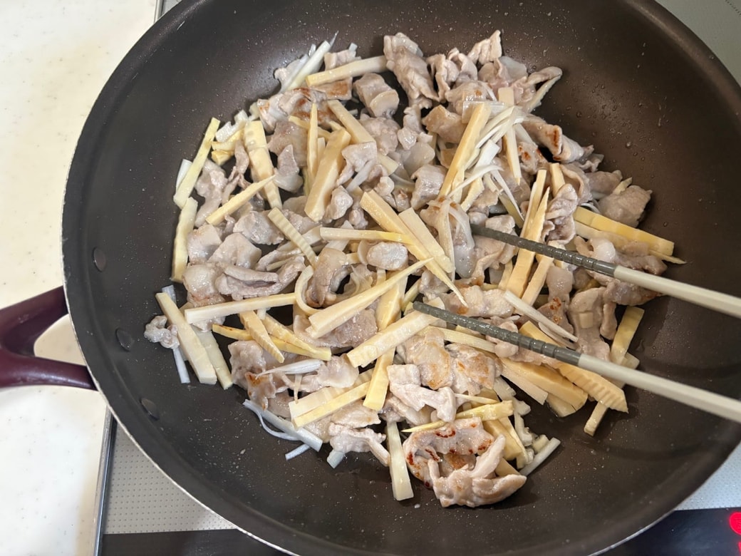 豚肉を炒め、たけのこ、長ねぎ、にんにくを加えてさらに炒める