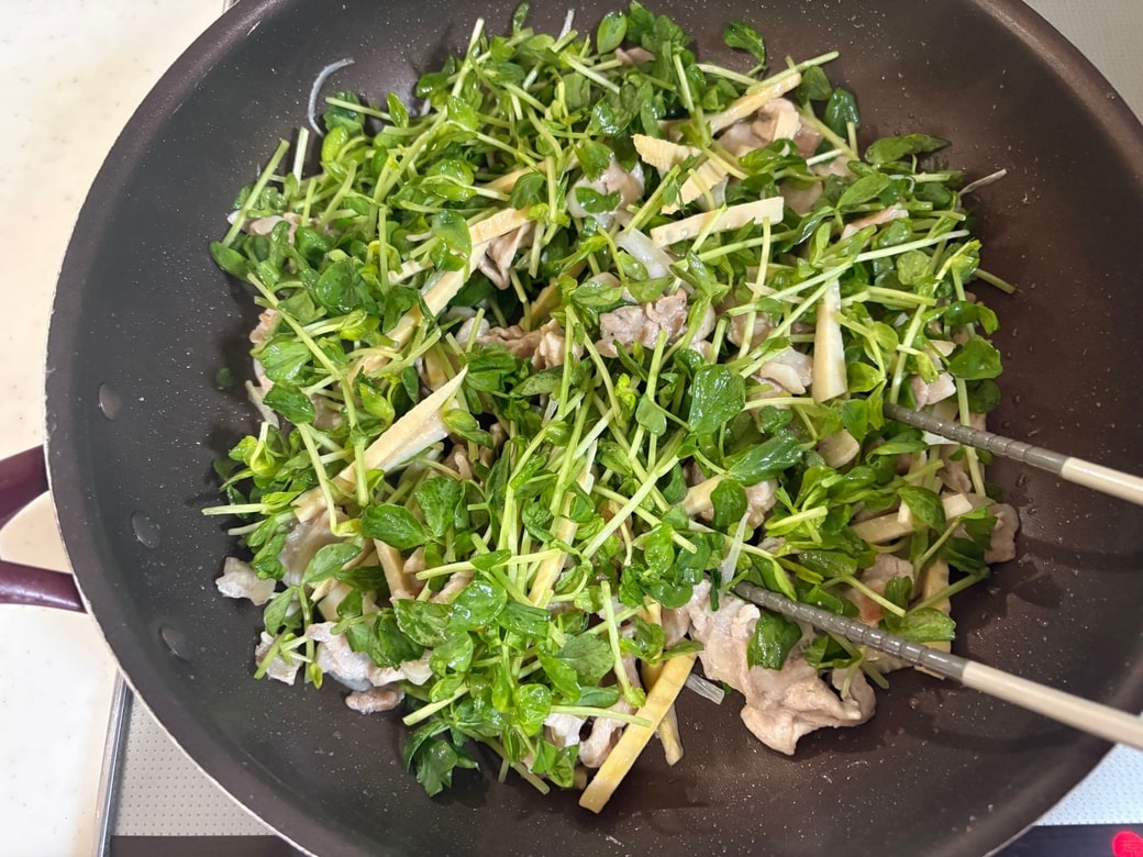 調味料を加え、豆苗とごま油を加えて混ぜ合わせる
