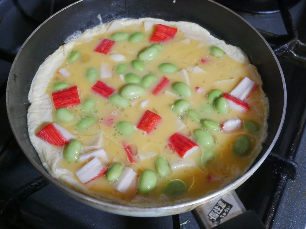 かにかまと枝豆を散らして焼く